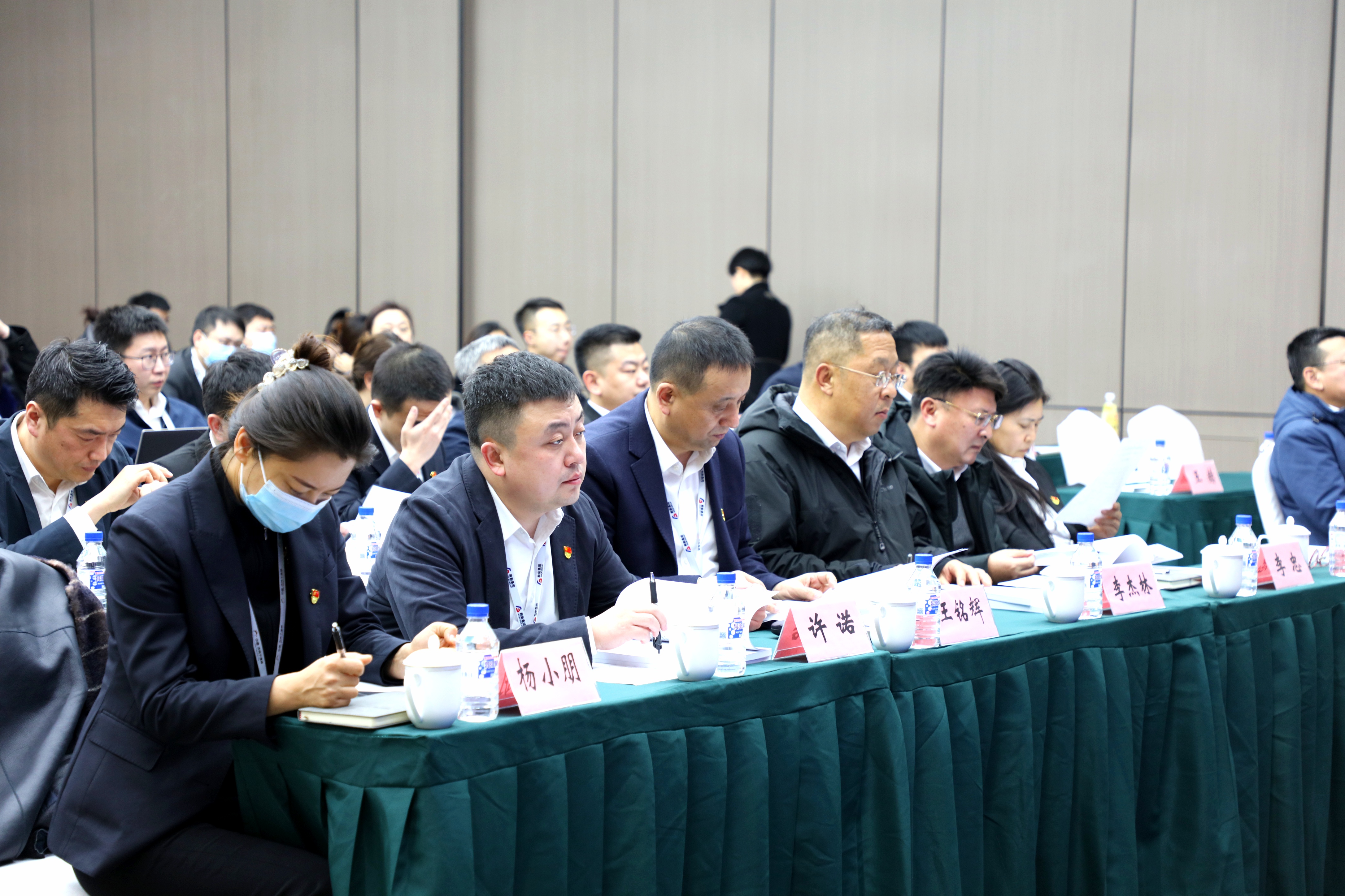 集團(tuán)舉行機(jī)關(guān)中層干部、借調(diào)和駐村干部2022年度述職測評會議